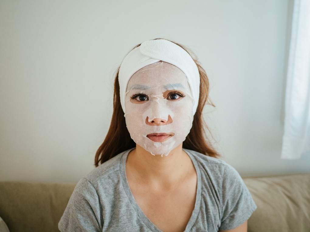 Don’t 曬後皮膚急救護理1/ 勿急於美白 好多女性都會認為曬傷後，皮膚一定黑就立即幫肌膚美白，但你千萬吃這樣做，因為美白成分一般都較為刺激，因此在肌膚缺水乾燥還沒徹底調理好前，千萬別急著美白，以免令脆弱的肌膚變得更敏感。